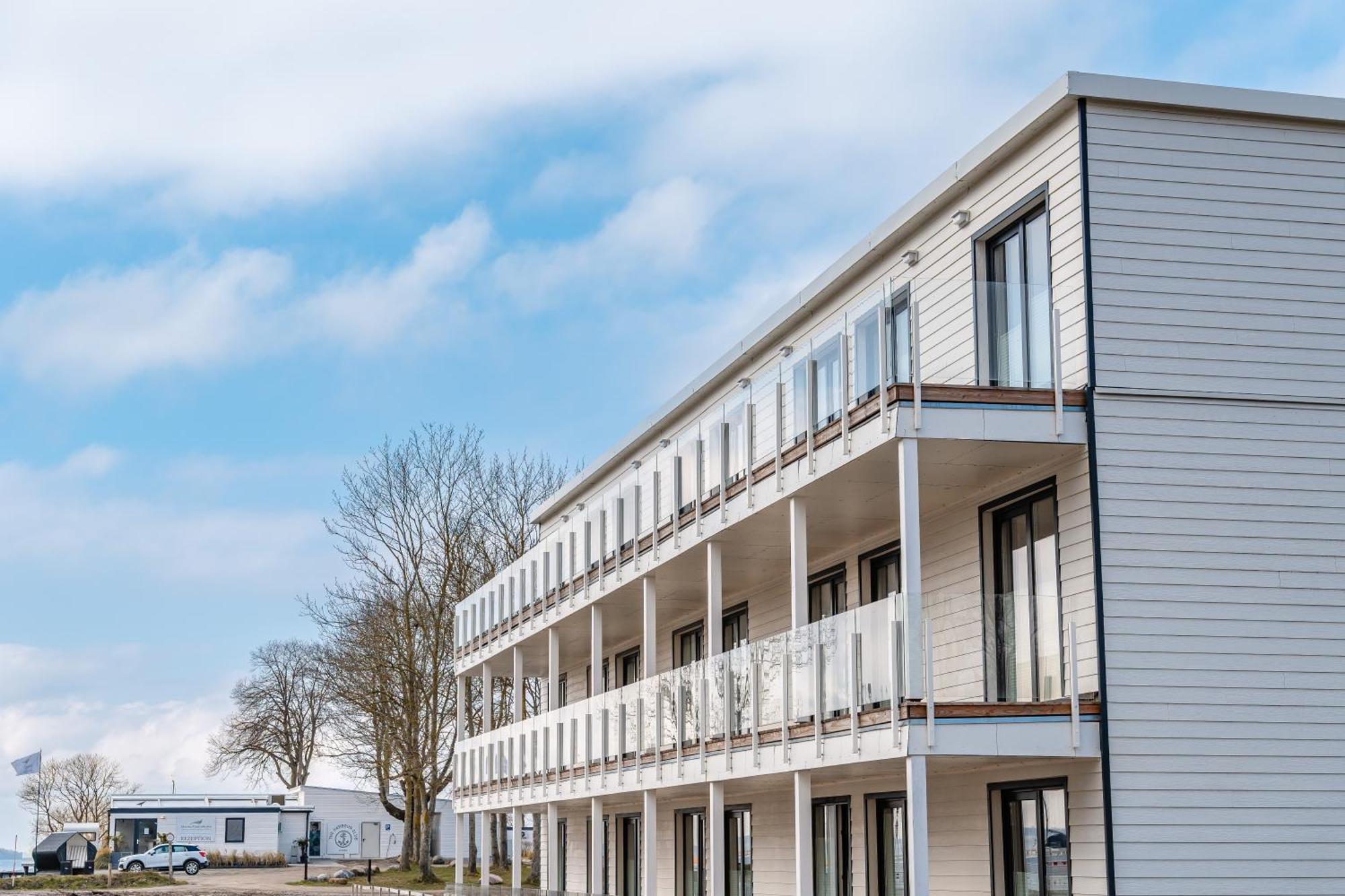 Marina Martinshafen - Lotsenhaus Hotel Neuhof  Exterior foto