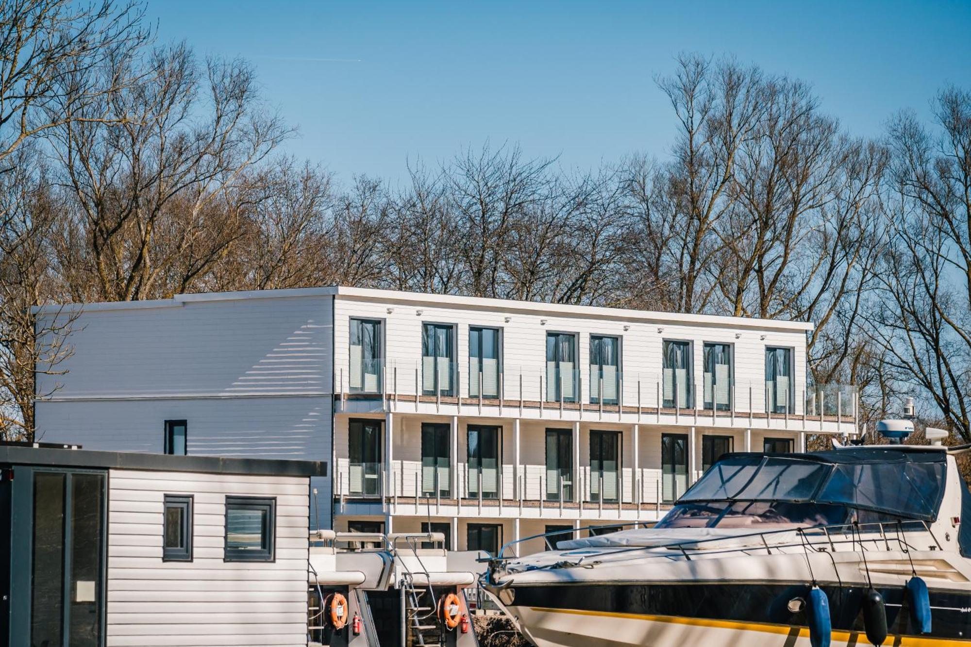 Marina Martinshafen - Lotsenhaus Hotel Neuhof  Exterior foto